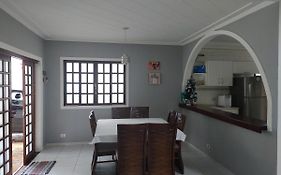 Linda Casa, 3 quartos, acomoda 10 pessoas, há 1,5 km da praia da Enseada